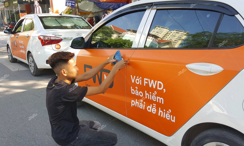 Thi công dán decal quảng cáo trên xe Grab năm 2020 