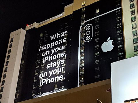 APPLE TREO BIỂN QUẢNG CÁO KHỔNG LỒ "ĐÁ ĐỂU" GOOGLE, AMAZONE TẠI CES APPLE TREO BIỂN QUẢNG CÁO KHỔNG LỒ "ĐÁ ĐỂU" GOOGLE, AMAZONE TẠI CES