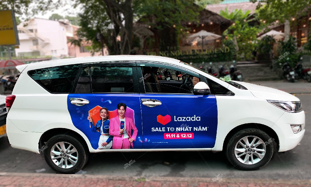 LAZADA QUẢNG CÁO TRÊN XE Ô TÔ GỬI THÔNG ĐIỆP "SALE TO NHẤT NĂM" TỚI HỒ CHÍ MINH LAZADA QUẢNG CÁO TRÊN XE Ô TÔ GỬI THÔNG ĐIỆP "SALE TO NHẤT NĂM" TỚI HỒ CHÍ MINH