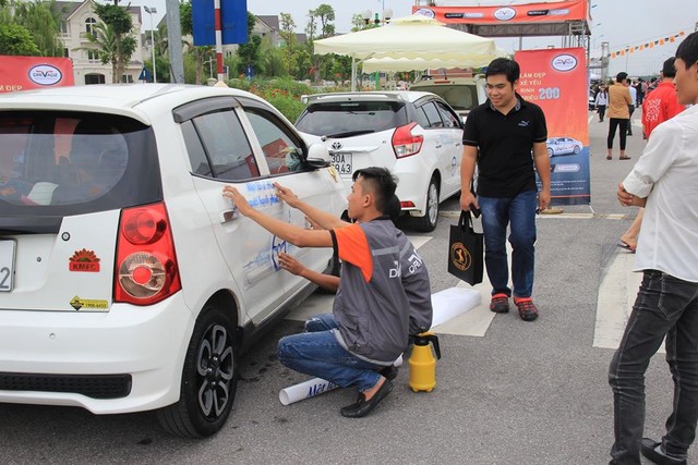 03 Nhân viên thi công quảng cáo tại TP HCM