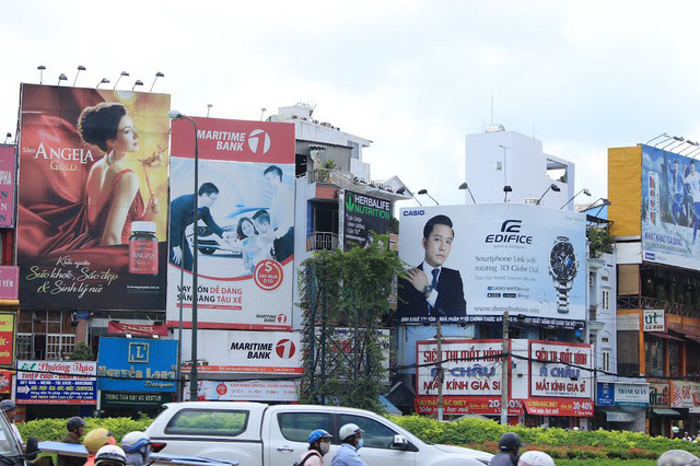 Sao vẫn còn dùng quảng cáo ngoài trời (OOH) khi 52 triệu khách hàng đang dành 6 tiếng 1 ngày trên internet? Sao vẫn còn dùng quảng cáo ngoài trời (OOH) khi 52 triệu khách hàng đang dành 6 tiếng 1 ngày trên internet?