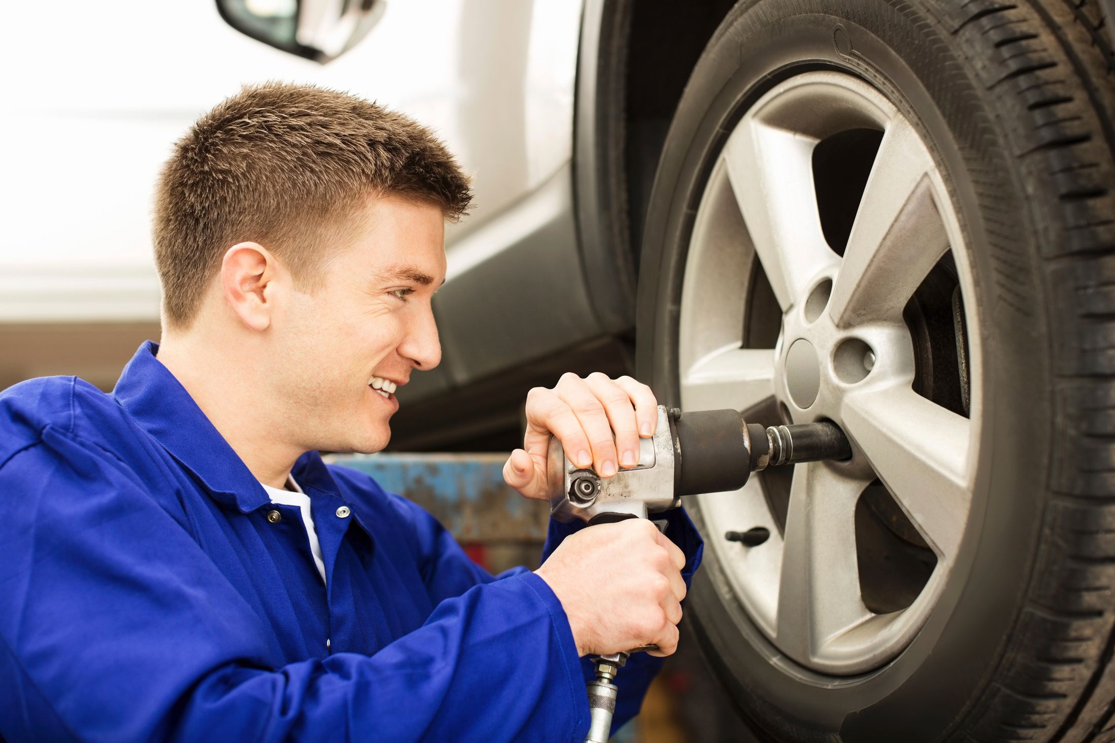 CÁC BƯỚC THAY LỐP Ô TÔ DỰ PHÒNG CÁC BƯỚC THAY LỐP Ô TÔ DỰ PHÒNG